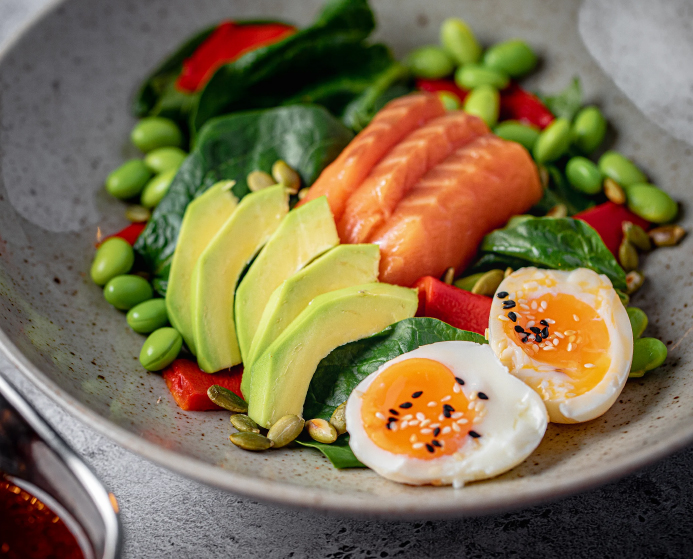 Салат с подкопченным филе лосося