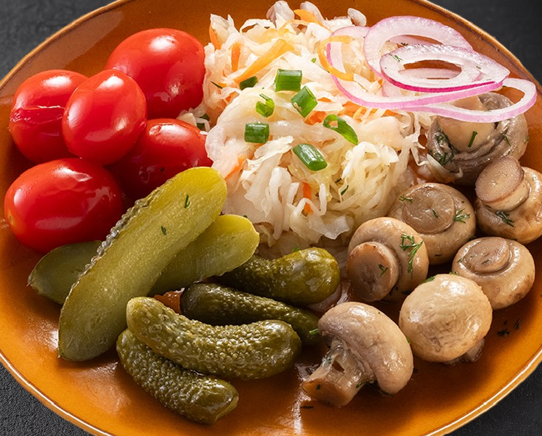 Ассорти из маринованных овощей