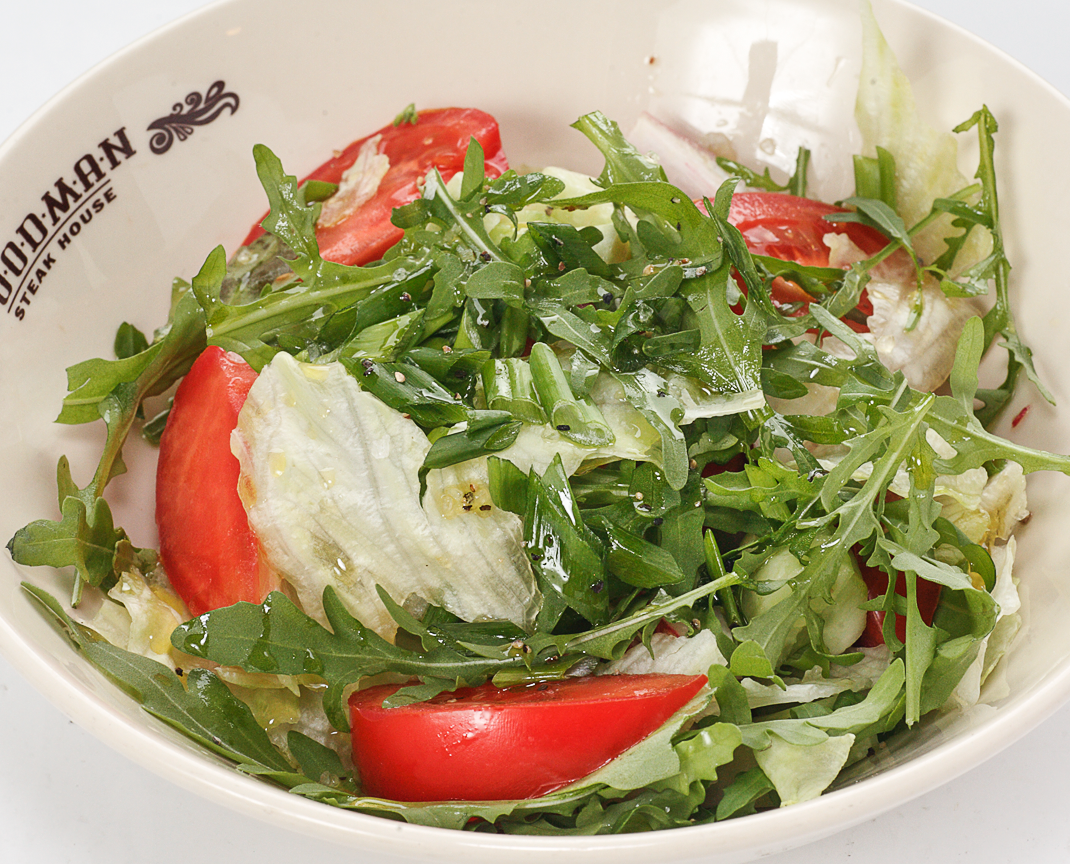 Салат из свежих овощей и зелени с постной сметаной