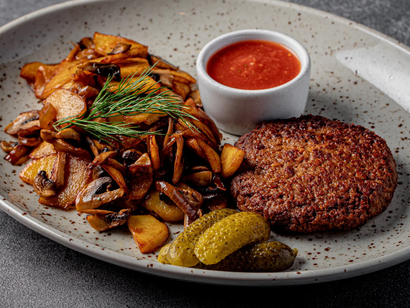 Картофель с грибами и постной котлетой