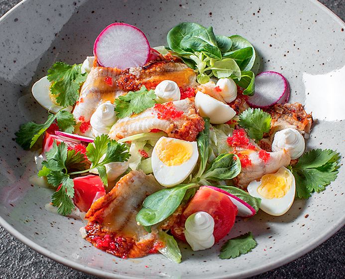 Салат с угрем и творожным сыром