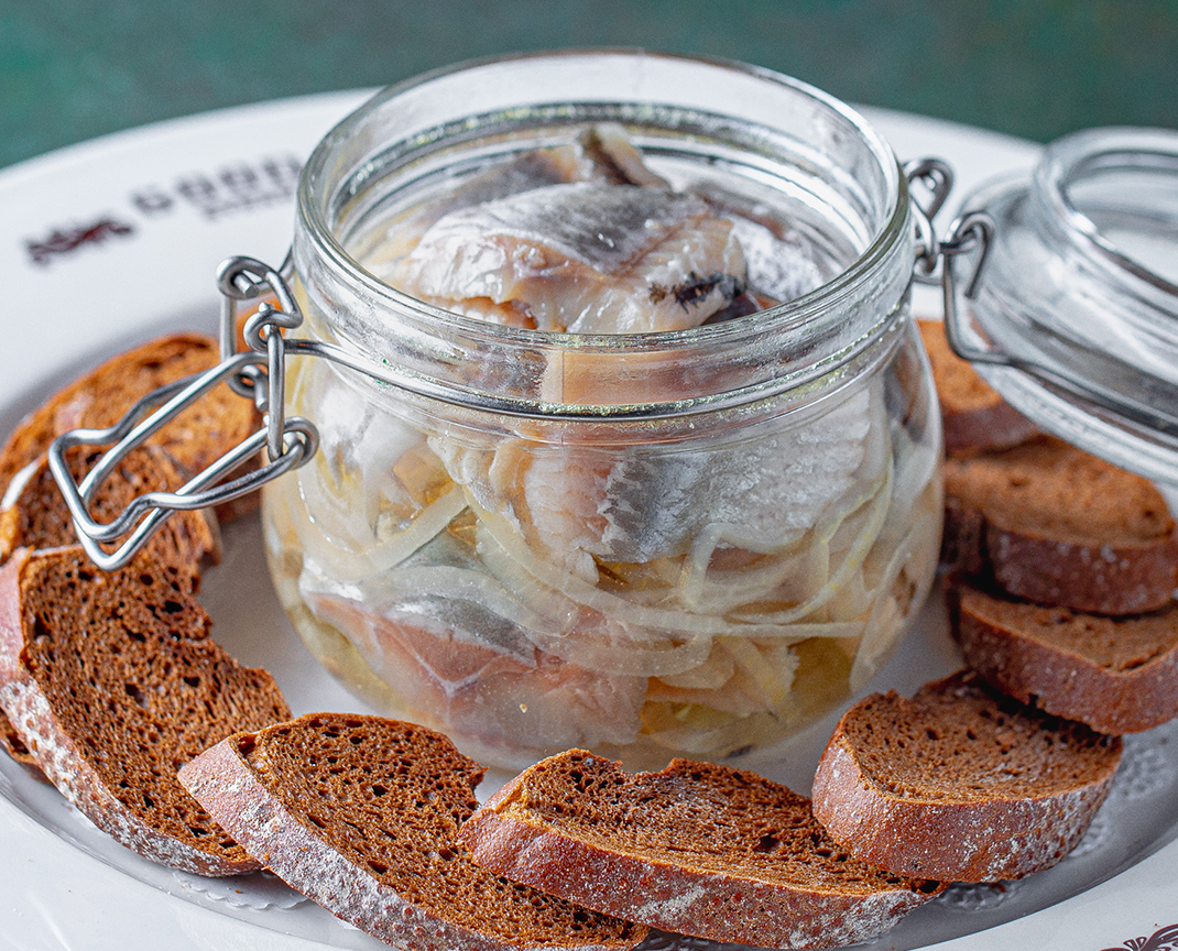 Сельдь со ржаными гренками