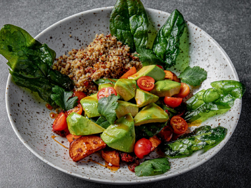 Салат с авокадо и киноа