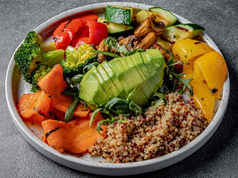 Теплый салат с овощами гриль и авокадо