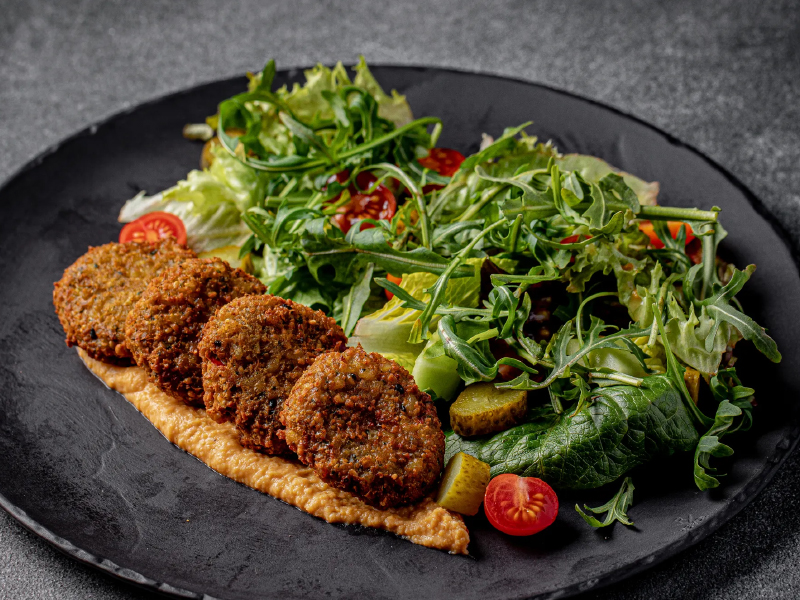 Фалафель с зеленым салатом