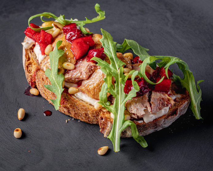 Брускетта с уткой