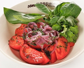 Сладкие томаты с красным луком и базиликом