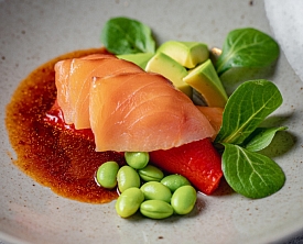 Подкопченный лосось с перцем рамиро