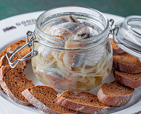 Сельдь со ржаными гренками