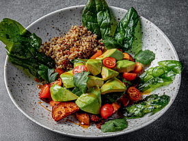 Салат с авокадо и киноа