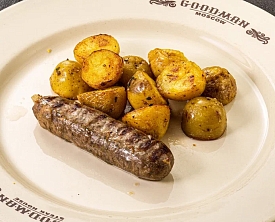 Колбаска из мраморной говядины с жаренным картофелем с чесноком