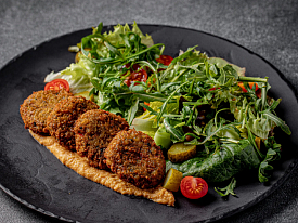 Фалафель с зеленым салатом