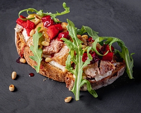 Брускетта с уткой